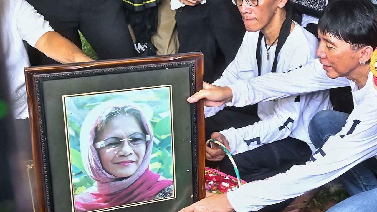 Foto: Tangis Haru Pemakaman Bunda Iffet