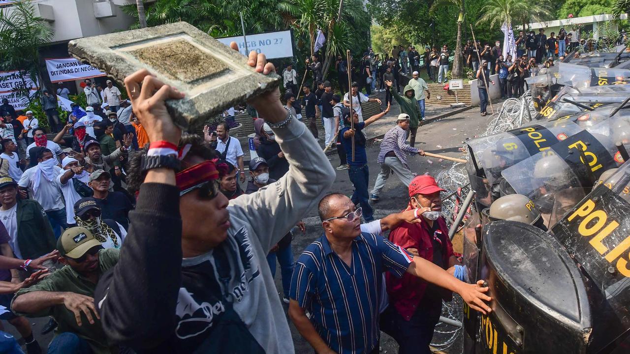 FOTO: Bentrok Saat  Eksekusi Pengosongan Hotel Sultan di Kawasan GBK