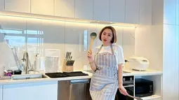 Begini momen Femmy Permatasari saat memasak di dapur rumahnya yang tampil moderen dan dengan nuansa serba putih. Saat ini aktivitasnya saat berada di New Zealan seperti memasak dan mengurus rumah menjadi aktivitas barunya. (Liputan6.com/IG/@femmypermatasari)