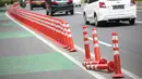 Sejumlah stick cone pembatas jalur sepeda rusak di kawasan Salemba Raya, Jakarta, Jumat (18/11/2022). Stick cone yang terpasang sejak September lalu tersebut terlihat sudah rusak dan tidak terpasang dengan benar, Pemerintah Provinsi DKI menghapus anggaran Rp 38 miliar untuk pembangunan sekitar 500 kilometer jalur sepeda dari rancangan anggaran pendapatan dan belanja daerah (RAPBD) DKI tahun 2023. (Liputan6.com/Faizal Fanani)