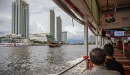 Para warga menaiki perahu yang berlayar di Sungai Menam di Bangkok, ibu kota Thailand, pada 7 September 2020. Menaiki perahu yang berlayar di jalur air yang padat untuk berkeliling kota sudah menjadi bagian dari keseharian warga dan juga menjadi pemandangan kota yang unik. (Xinhua/Zhang Keren)