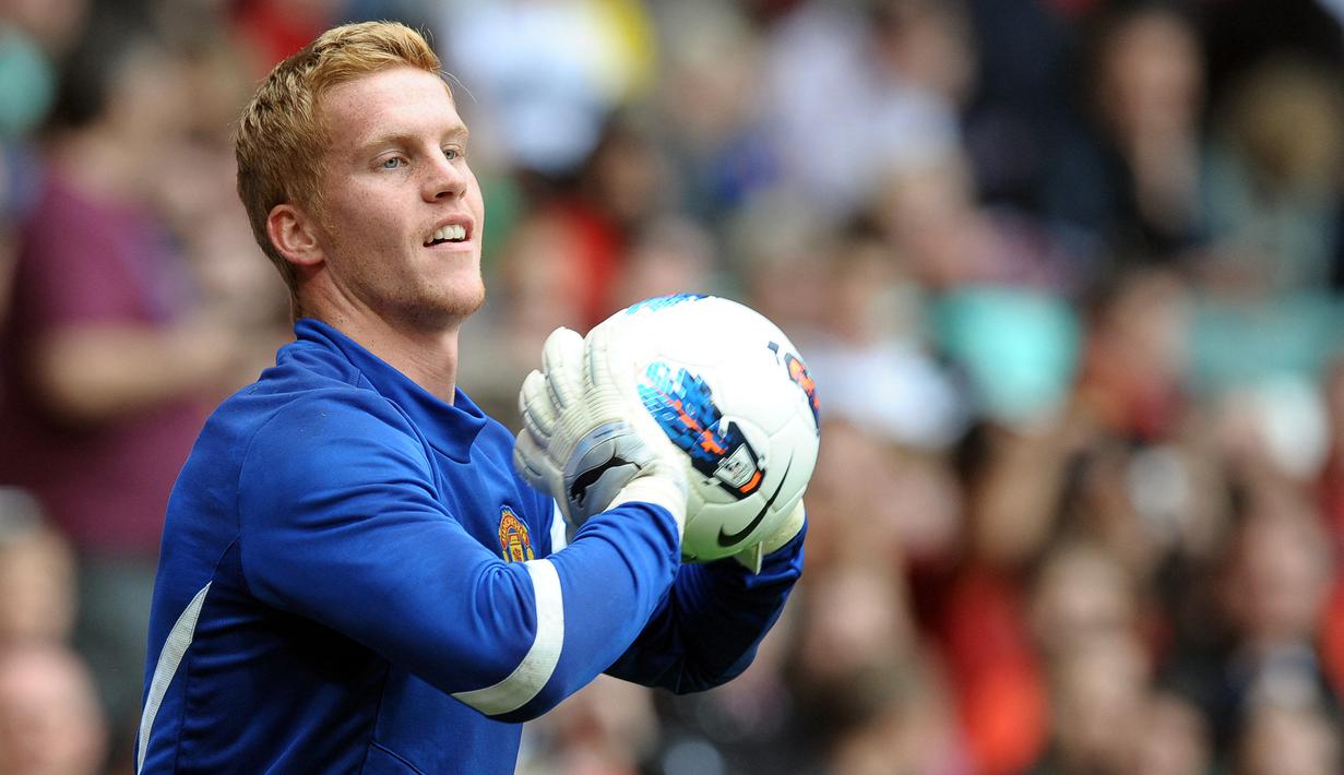 Ben Amos. Kiper asal Inggris ini memperkuat Manchester United mulai 2008/2009 hingga 2014/2015. Ia hanya tampil 7 kali dalam 7 musim tersebut. Usai dipinjamkan ke beberapa klub, ia dikontrak Bolton Wanderers hingga 2018/2019. Awal musim 2021/2022 ini ia membela Wigan di Leaugue One. (AFP/Paul Ellis)