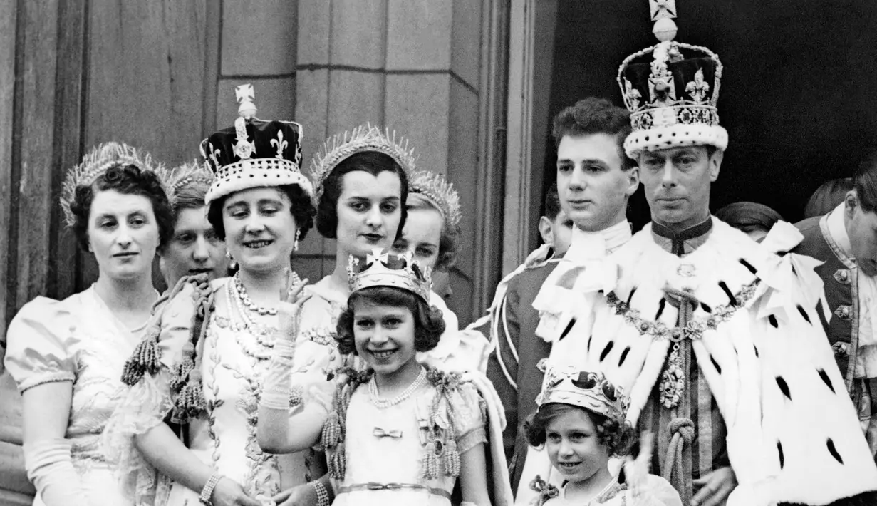 Ratu Elizabeth II (tengah) bersama keluarga kerajaan berpose di balkon Istana Buckingham pada 12 Mei 1937. Meninggalnya Ratu Elizabeth II dikonfirmasi oleh Kerajaan Inggris dalam Twitternya. "Sang Ratu meninggal dengan tenang di Balmoral sore ini," demikian pernyataan Istana Buckingham. (AFP/Central Press)
