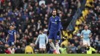 Striker Chelsea, Gonzalo Higuain, terlihat lesu setelah gawang timnya dibobol Manchester City dalam laga lanjutan Premier League di Stadion Etihad, Senin (11/2/2019) dini hari WIB. (AP Photo/Jon Super)