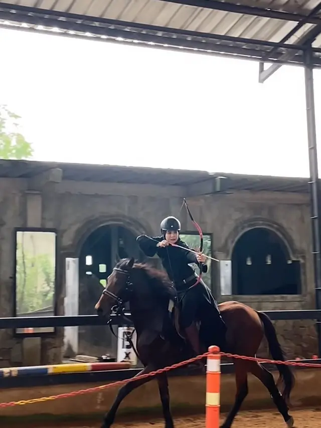 Shireen dan Zaskia Sungkar berkuda dan memanah. [Foto: Instagram/zaskiasungkar15]