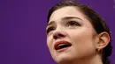 Tangis atlet skating asal Rusia, Evgenia Medvedeva saat skornya dikalahkan oleh rekan senegaranya Alina Zagitova di Olimpiade Musim Dingin Pyeongchang 2018 di Ice Arena, Gangneung, Korea Selatan, Jumat (23/2). (AP Foto/Bernat Armangue)