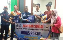 Sudinsos dan PMI Jaktim Bergerak Cepat Salurkan Bantuan Kebakaran Ciracas untuk Penyintas