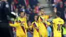 Para pemain Barcelona merayakan gol ke gawang Slavia Praha pada laga Liga Champions 2019 di Stadion Sinobo, Rabu (23/10). Barcelona menang 2-1 atas Slavia Praha. (AP/Petr David Josek)