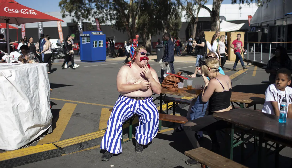 Seorang cosplayer berpakaian seperti karakter Obelix saat menghadiri International Comic Con di Kyalami Race Course, Johannesburg, Afrika Selatan (14/9). Comic Con digelar pada tahun 1970. (AFP Photo/Marco Longari)