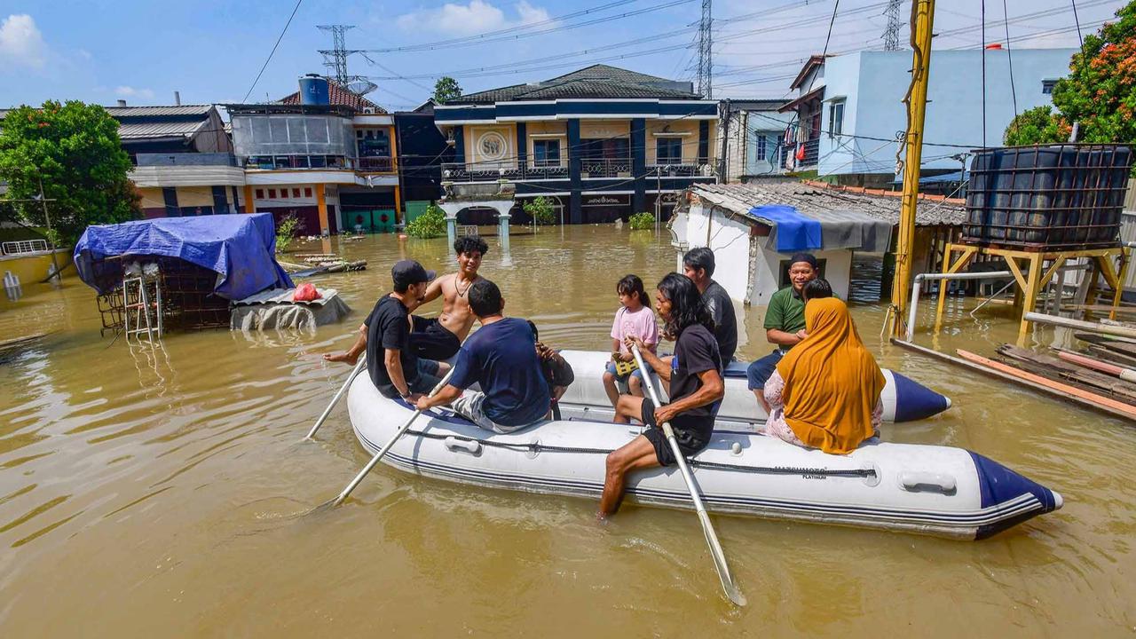 FOTO: Banjir Luapan Kali Angke, Pemuda Tangerang Bahu-Membahu Evakuasi Warga
