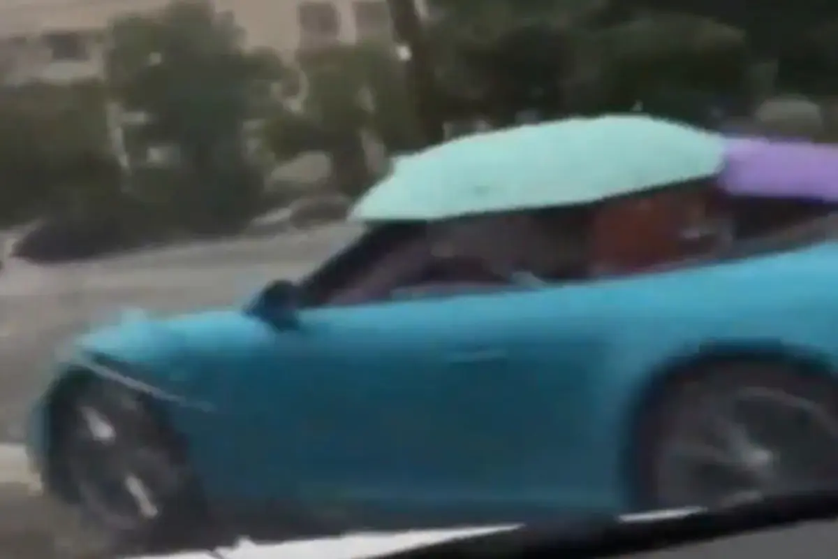 Mobil Mewah Pakai Payung Jadi Atap Saat Hujan Deras