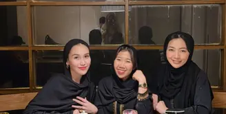 Ayu Ting-Ting, Hesti Purwandinata, dan Kiky Saputri adakan bukber jelang akhir Ramadan dengan busana yang kompak Ketiganya ala trio perempuan Dubai dengan busana serba hitam yang santun [@ayutingting92]