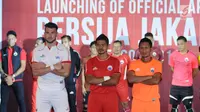 Marko Simic, Bambang Pamungkas dan Ismed Sofyan (kiri ke kanan) memeragakan kaus tim terbaru Persija saat peluncuran di Jakarta, Jumat (2/2). Persija memperkenalkan tiga model kaus yang akan digunakan pada musim 2018. (Liputan6.com/Helmi Fithriansyah)