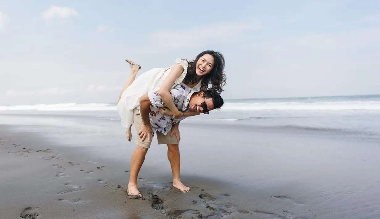 Surya Insmonia dan Tyara Renata sempat menjalani hubungan LDR selama beberapa tahun. Setelah tak lagi aktif di dunia hiburan, Tyara diketahui menjalani profesi sebagai pramugari salah satu maskapai penerbangan dan menetap di Singapura. (FOTO: instagram.com/tyararenata/)