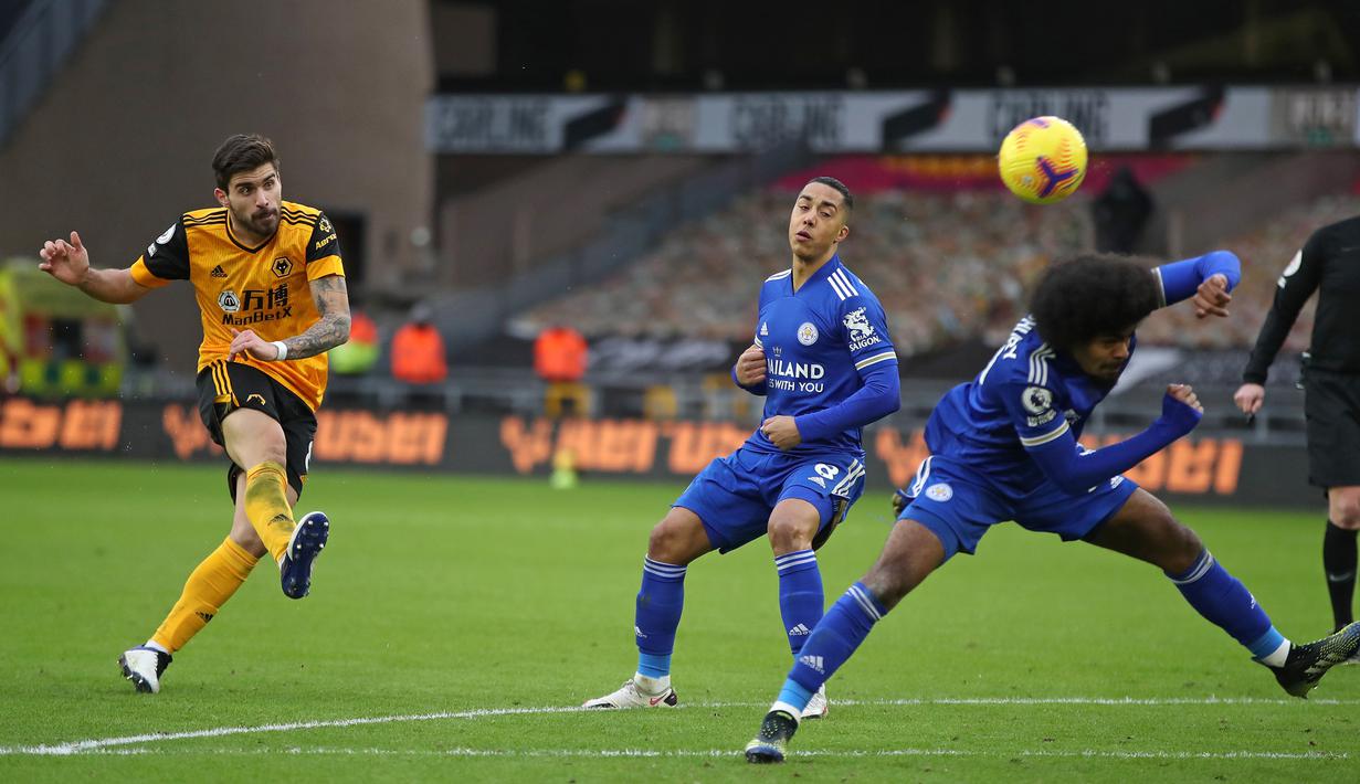 Gelandang Wolverhampton Wanderers, Ruben Neves melepaskan tendangan yang masih melenceng dari gawang Leicester City dalam laga lanjutan Liga Inggris 2020/21 pekan ke-23 di Molineux Stadium, Minggu (7/2/2021). Wolverhampton bermain imbang 0-0 dengan Leicester. (AFP/Nick Potts/Pool)