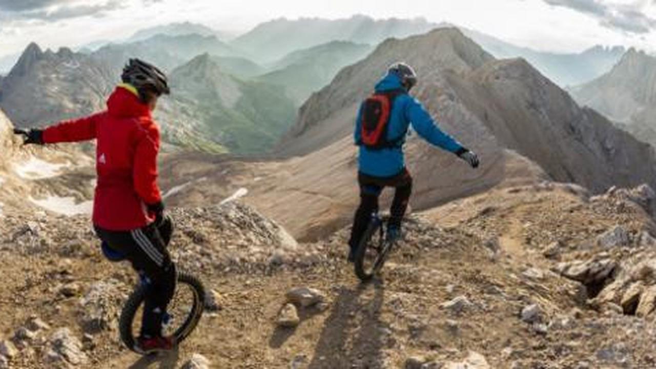 Pria ini taklukkan gunung dengan sepeda roda satu