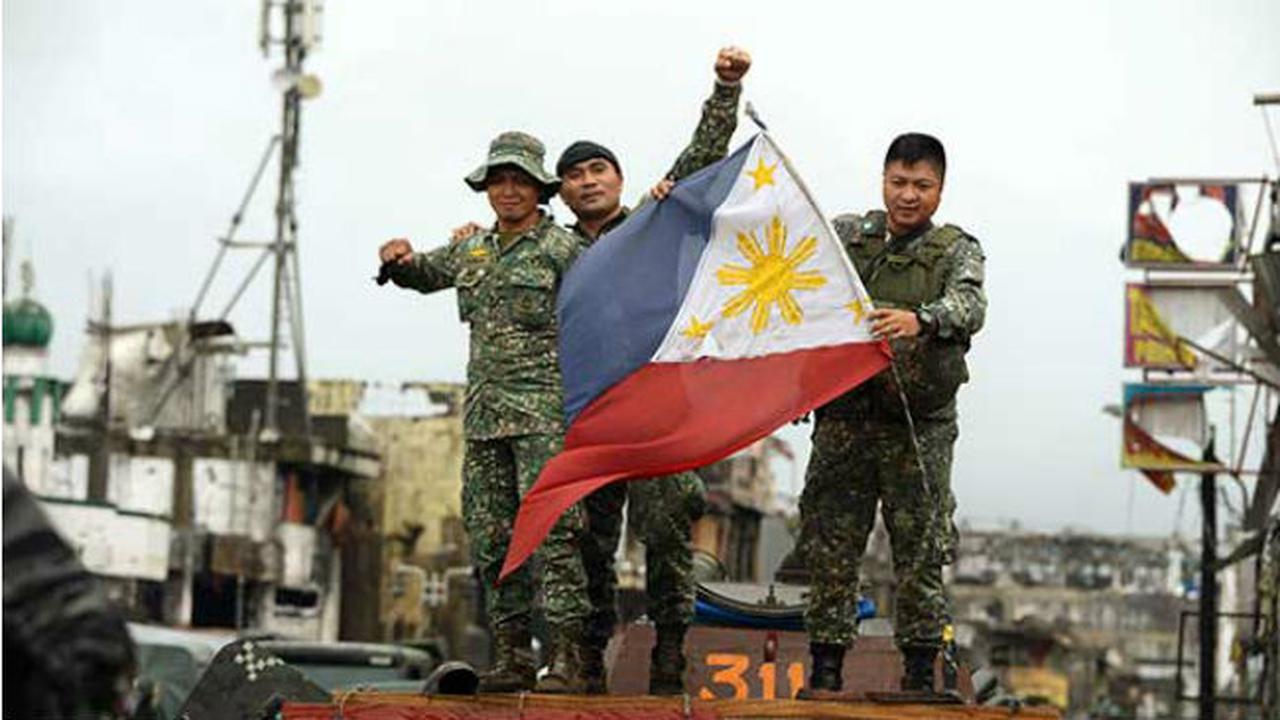 Tentara memegang bendera Filipina (AFP)