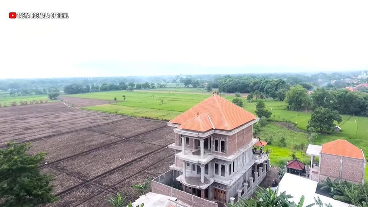 Mewah dan Megah di Pinggir Sawah, Ini Potret Rumah Baru Tasya Rosmala