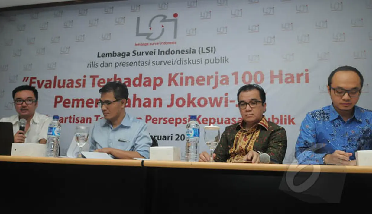 Politisi PDIP Budiman Sudjatmiko (kedua kiri), Politisi Golkar Tantowi Yahya dan Direktur Eksekutif Charta politika, Yunarto Wijaya di sela-sela pemaparan hasil survei LSI di Jakarta, Senin (2/2). (Liputan6.com/Herman Zakharia)