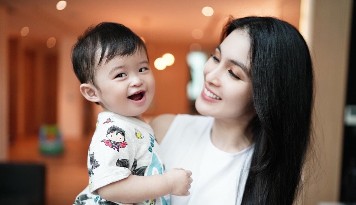 Pulang Syuting Anak  Sandra  Dewi  Mendapat Hadiah Gitar 