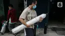 Pembeli mengantre dengan membawa tabung di tempat pengisian Oxygen Medical di Jalan Minang Kabau, Jakarta, Senin (28/6/2021). Permintaan pengisian oksigen di agen tabung oksigen di Jakarta alami peningkatan seiring lonjakan kasus COVID-19. (Liputan6.com/Faizal Fanani)