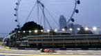 Pembalap Ferrari Formula 1, Sebastian Vettel saat melakukan sesi latihan jelang Grand Prix Singapura F1 di Sirkuit Marina Bay (18/9/2015). Kabut asap yang menyelimuti sirkuit tak menyurutkan pembalap untuk tetap melakukan pemanasan. (REUTERS/Tim Chong)