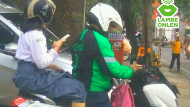 Nyeleneh, 8 Tingkah Kocak Penumpang Ojek Online Saat Pakai Helm