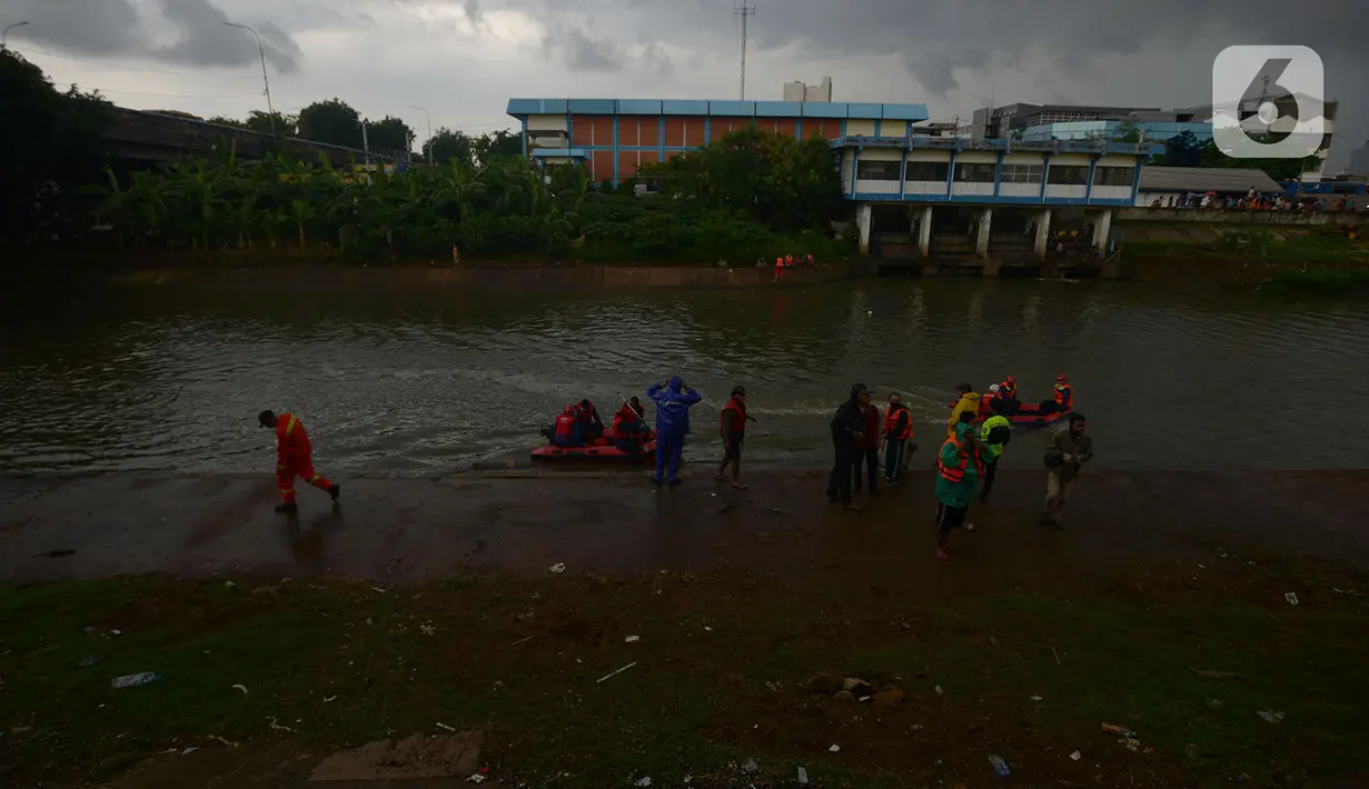 Petugas SAR gabungan Pemadam, Tagana, melakukan pencarian anak yang tenggelam di Sungai Ciliwung Kanal Banjir Barat (KBB), Tomang, Jakarta, Rabu (24/11/2020). Seorang anak dikabarkan tenggelam pada siang menjelang sore tadi di kawasan tersebut. (merdeka.com/Imam Buhori)
