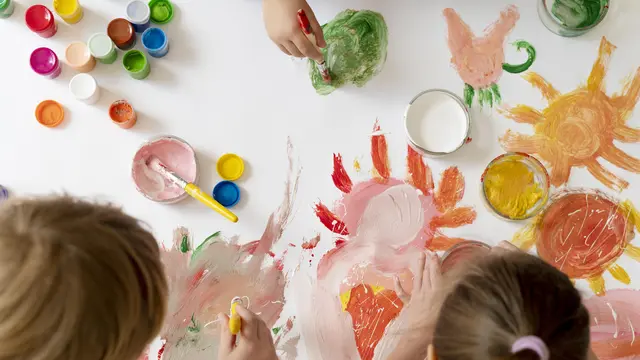 Ilustrasi anak menggambar