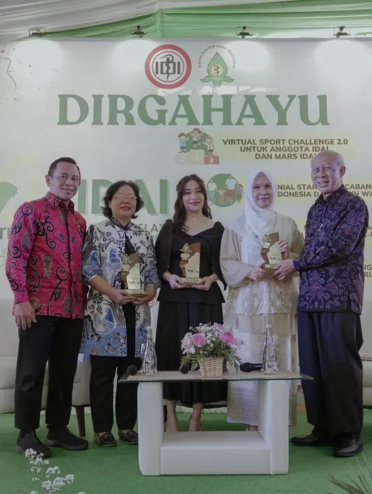 Tampilan feminin Nikita Willy didukung dengan rambut curl half ponytail menyisakan poni belah tengah [@nikitawillyofficial94]