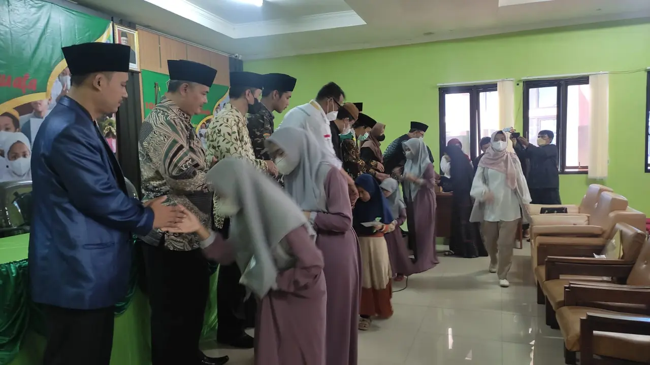 Ratusan anak yatim, yatim piatu dan dhuafa mendapat santuan dari Kemenag Garut menjelang datangnya momen lebaran idul fitri 1443 H tahun ini. (Liputan6.com/Jayadi Supriadin)