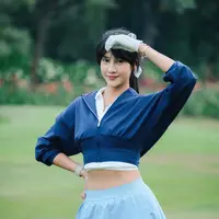 Bagi kamu yang ingin tampil sporty namun tetap terlihat chic, perpaduan hoodie dengan skort bisa menjadi pilihan.