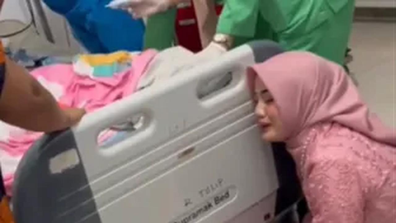 Pitri pun bersimpuh di ujung kasur rumah sakit tak kuasa menahan kesedihan atas kehilangan sosok sang ayah yang dicintainya. <br>
