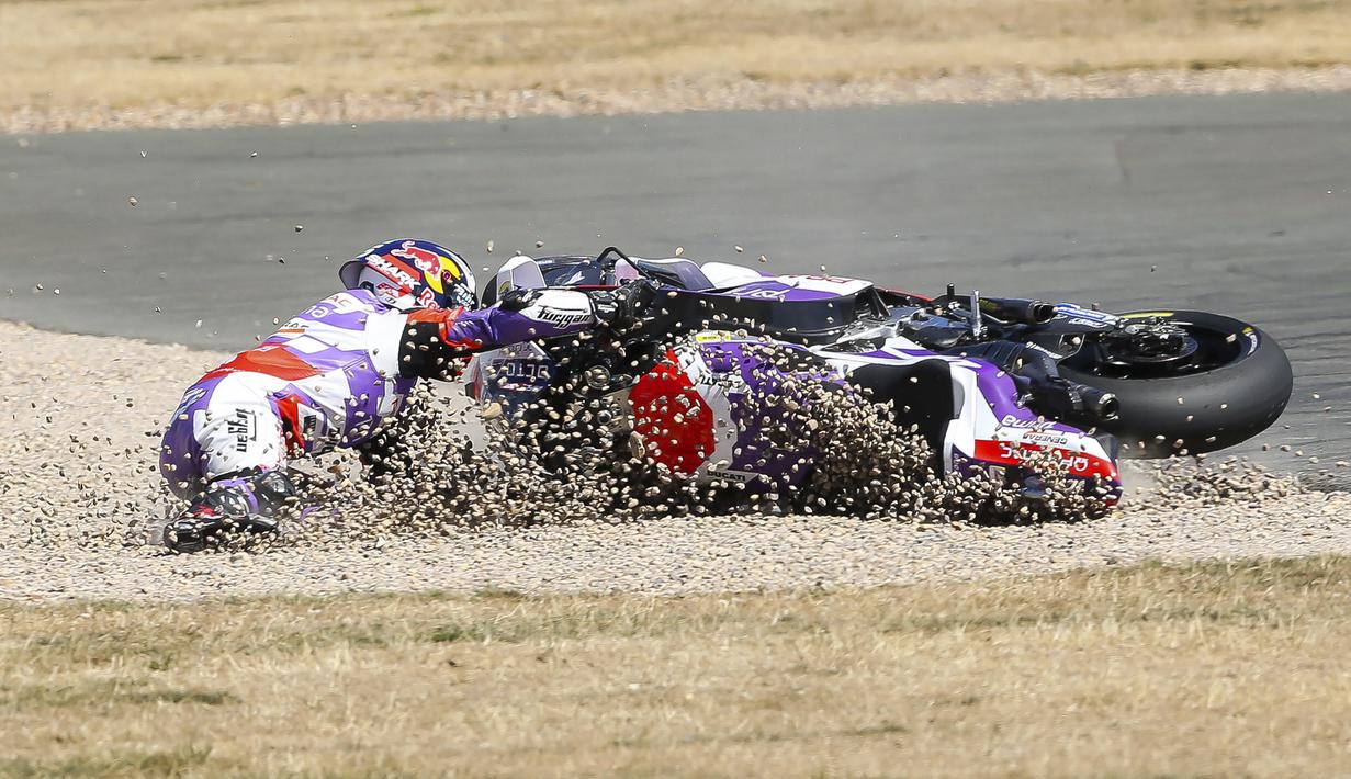 Balapan yang awalnya dipimpin oleh Johan Zarco sebagai pole sitter berubah haluan saat dirinya terjatuh pada lap kelima di tikungan ke-8 dan memaksanya tak dapat melanjutkan lomba. (AP/Barrington Coombs)