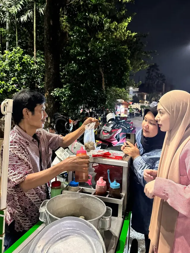 6 Potret Ayana Moon Jalani Ramadhan di Indonesia, Jajan Cilok hingga Tarawih