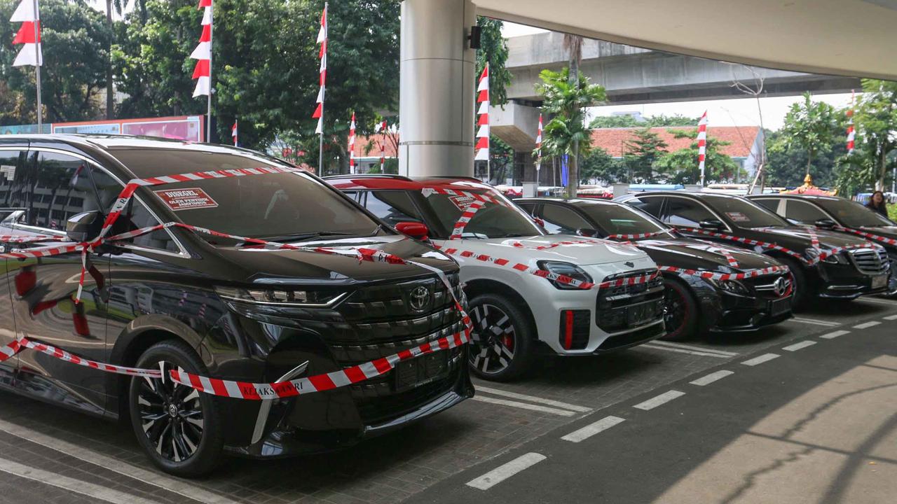 Penampakan Empat Mobil Mewah Terkait Kasus Korupsi Riza Chalid Baru Disita Kejagung