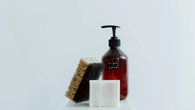 5 Cara Ampuh Membersihkan Kerak Membandel pada Piring Tanpa Bikin Tangan Kering