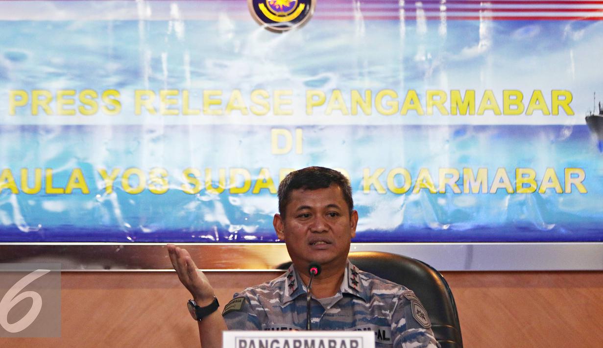 Panglima Armabar (Pangarmabar) Laksamana Muda TNI A Taufiq R. memberikan keterangan saat rilis di Jakarta, Kamis (12/11). Kelimanya ditangkap di Lereng Gunung Salak, Bogor pada Rabu (11/11). (Liputan6.com/Immanuel Antonius)