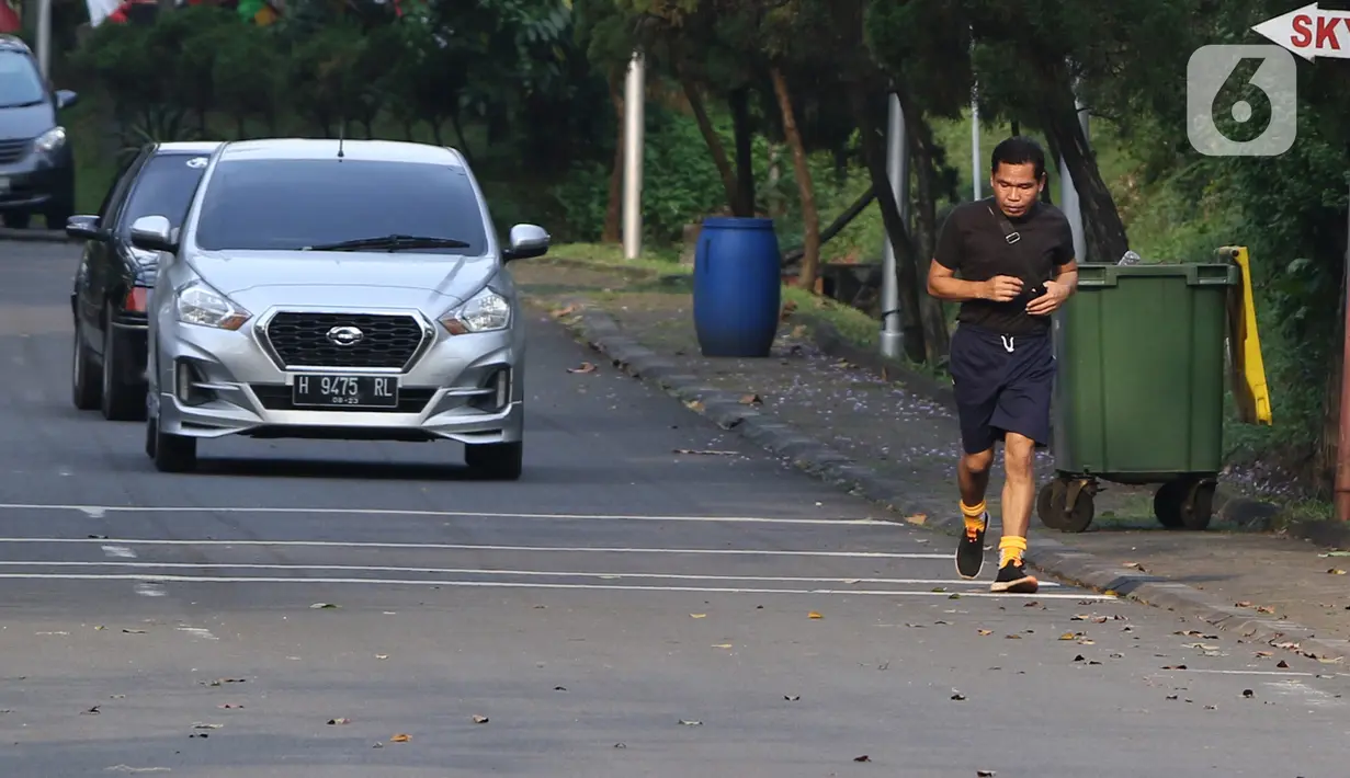 Warga berolahraga sore di kawasan Taman Mini Indonesia Indah, Jakarta, Minggu (22/8/2021). TMII kembali dibuka mulai 06.00-18.00 WIB namun terbatas hanya untuk kegiatan berolahraga outdoor atau luar ruangan dan dengan syarat menunjukkan sertifikat vaksinasi covid-19. (Liputan6.com/Herman Zakharia)