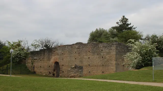 Ilustrasi Château de Doué-la-Fontaine by wikimedia.org