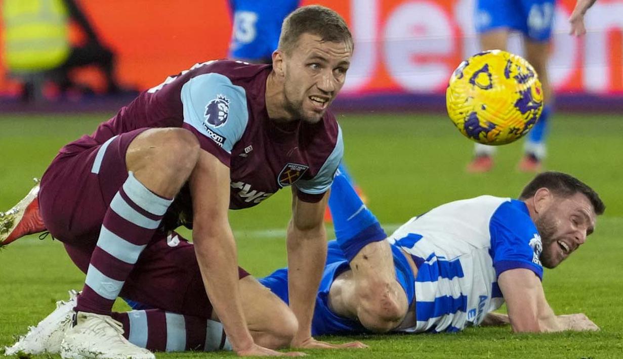 Milner sukses menyamai torehan penampilan legenda Manchester United Ryan Giggs di kompetisi Liga Primer Inggris dengan 632 pertandingan. (AP Photo/Kirsty Wigglesworth)
