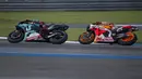 Pembalap Repsol Honda, Marc Marquez, berusaha mengejar Fabio Quartararo, pada MotoGP Thailand di Sirkuit Buriram, Minggu (6/10). Pembalap asal Spanyol itu menyudahi balapan 26 lap dengan catatan waktu 39 menit 36,223 detik. (AP/Gemunu Amarasinghe)