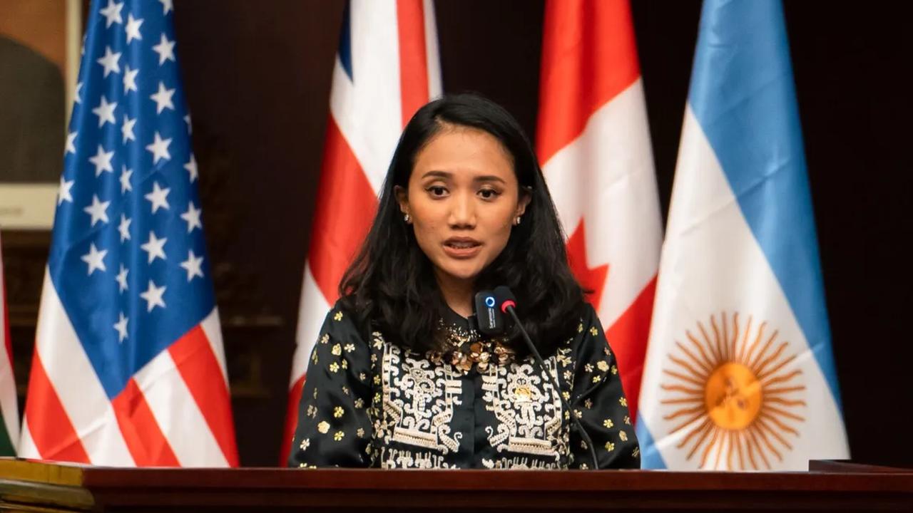 Anggota Komisi XI DPR Puteri Komarudin meminta Otoritas Jasa Keuangan (OJK) berperan aktif menyelesaikan persoalan pinjaman nasabah dengan pinjaman online (pinjol) legal.&nbsp;