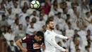 Duel pemain Real Madrid, Nacho Fernandez (kanan) dan pemain Eibar, Jose Angel pada lanjutan La Liga Santander di Santiago Bernabeu stadium, Madrid, (22/10/2017). Madrid menang 3-0. (AFP/Pierre-Philippe Marcou)