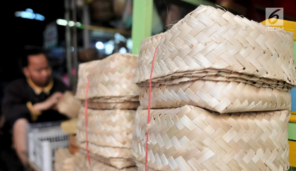Besek bambu dijual di Pasar Jatinegara, Jakarta, Kamis (1/8/2019). Gubernur Anies Baswedan melarang warga DKI Jakarta menggunakan plastik sekali pakai untuk daging kurban dan meminta PD Pasar Jaya menyediakan besek bambu untuk memenuhi kebutuhan warga saat Idul Adha. (merdeka.com/Iqbal S Nugroho)