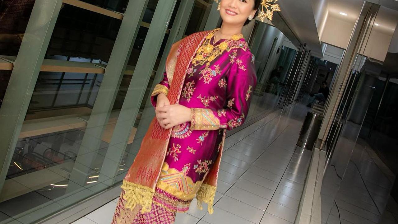 Potret Cantik Nola B3 Pakai Baju Kuruang yang Anggun dalam Konser Kenangan untuk Elly Kasim