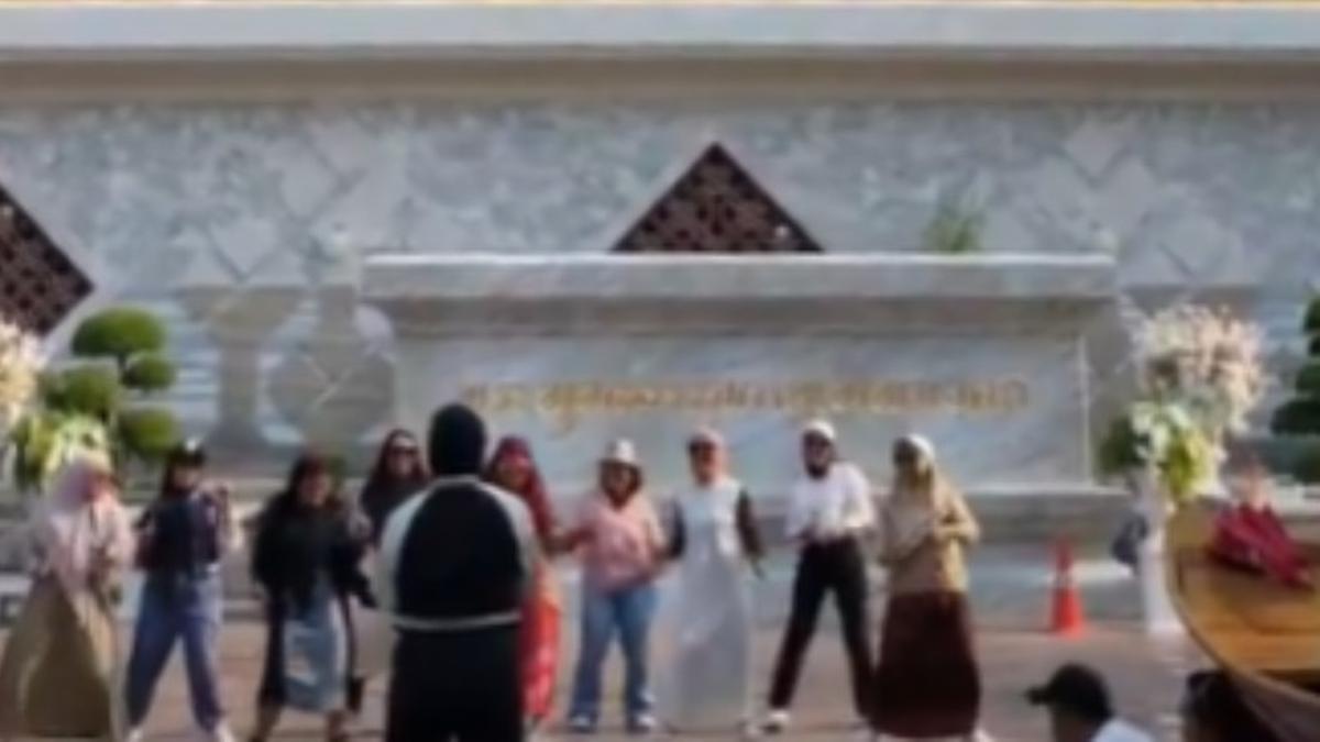 Heboh Video Diduga Rombongan Turis Indonesia Joget di Area Kuil Thailand