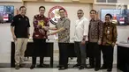 Ketua KPI Pusat Yuliandre Darwis (dua kiri) bertukar cindera mata dengan Corporate Secretary SCM Gilang Iskandar saat audensi peserta Puteri Muslimah Asia 2018 di Komisi Penyiaran Indonesia (KPI), Jakarta, Jumat (4/5). (Liputan6.com/Faizal Fanani)