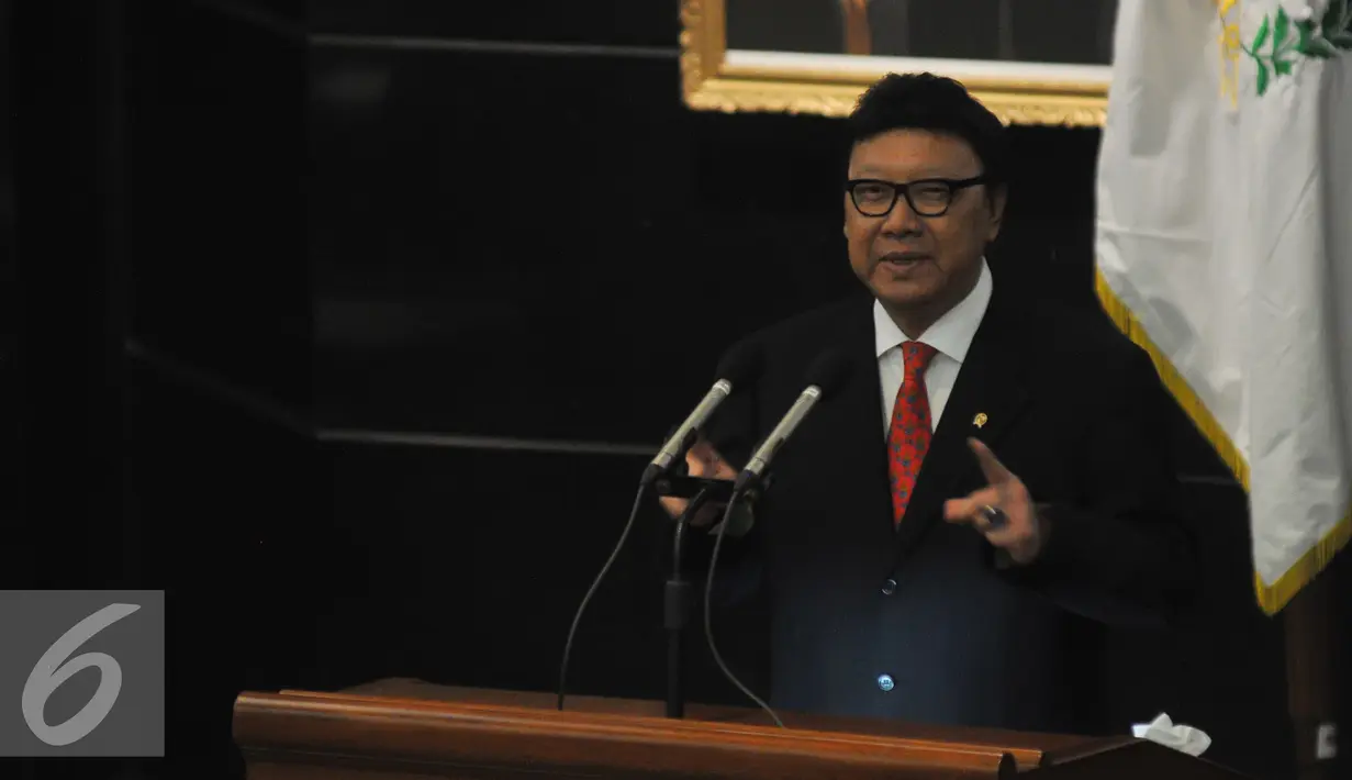 Mendagri Tjahjo Kumolo menyampaikan sambutan dalam Rapat Paripurna Istimewa di Gedung DPRD Provinsi Jakarta, Senin (22/6/2015). Rapat Paripurna Istimewa tersebut berlangsung dalam rangka HUT ke-488 Jakarta. (Liputan6.com/Herman Zakharia)