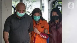 DJ Chantal Dewi (tengah) dihadirkan saat rilis kasus penyalahgunaan narkoba di halaman Direktorat Narkoba Polda Metro Jaya, Jakarta, Kamis (17/3/2022). Polisi menyita barang bukti berupa alat bantu hisap sabu serta sabu seberat 0,4 gram. (Liputan6.com/Faizal Fanani)